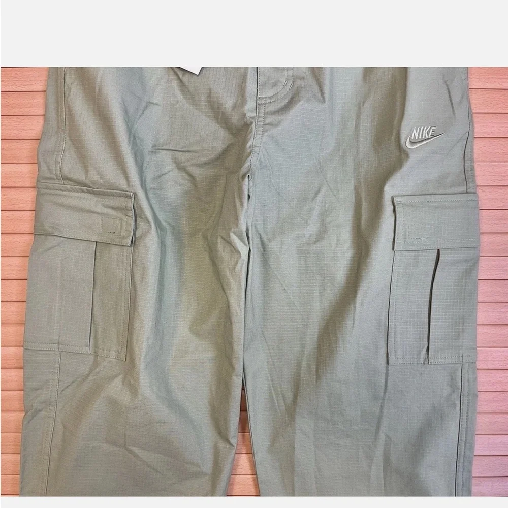 Nike Men's green Cargo Pants - Picture 3 of 6